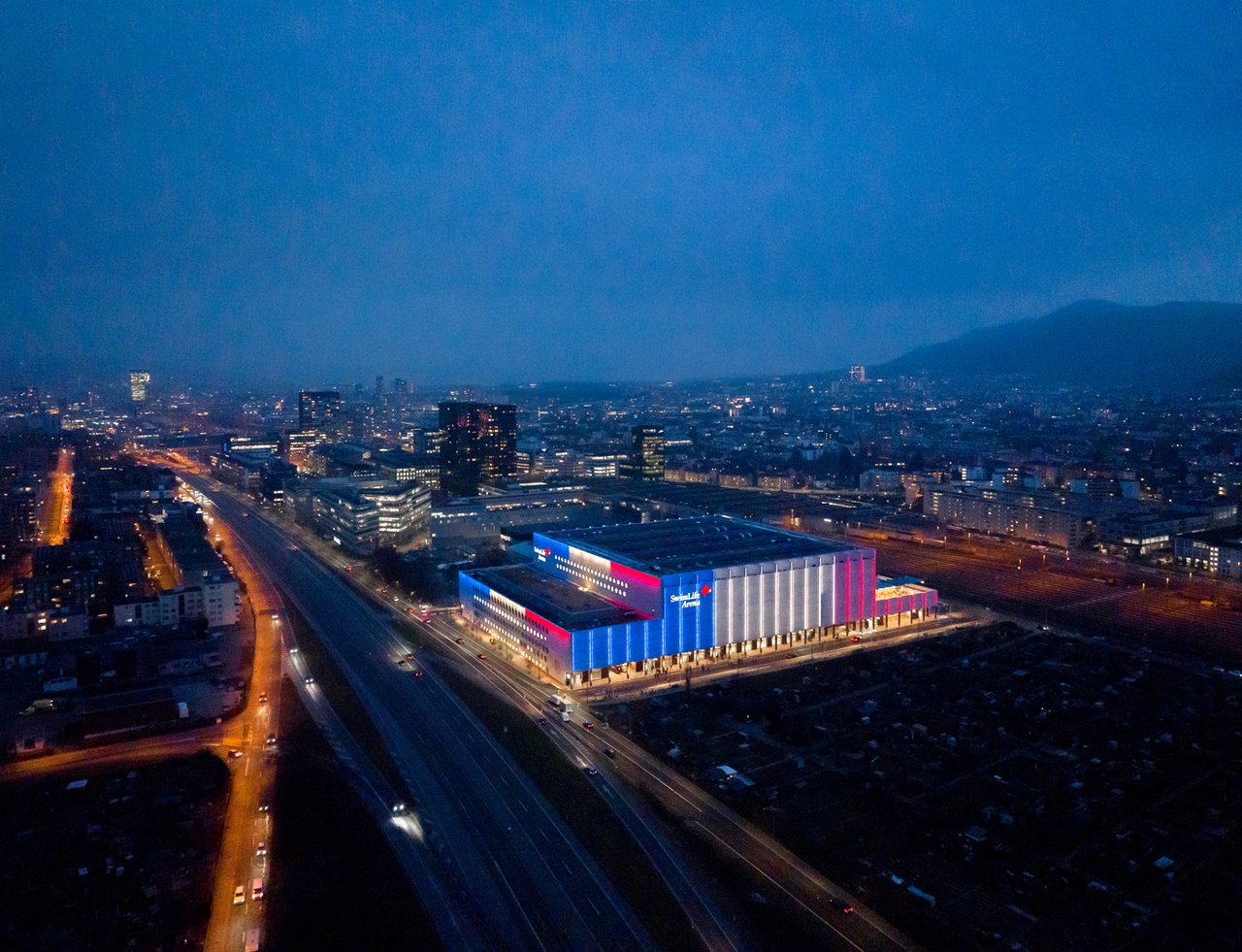 Swiss Life Arena Zürich bei Nacht von aussen